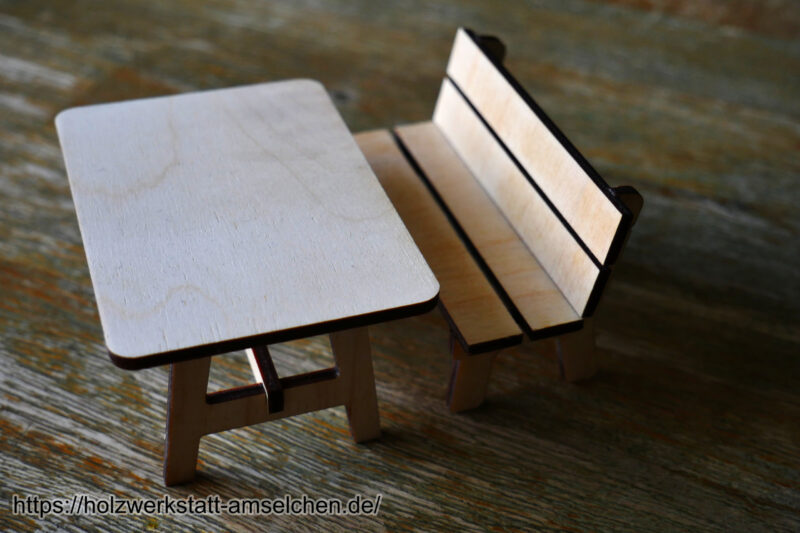 kleine Wichtelbank mit Tischchen – Bild 2