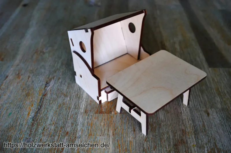 kleiner Strandkorb mit Tischchen