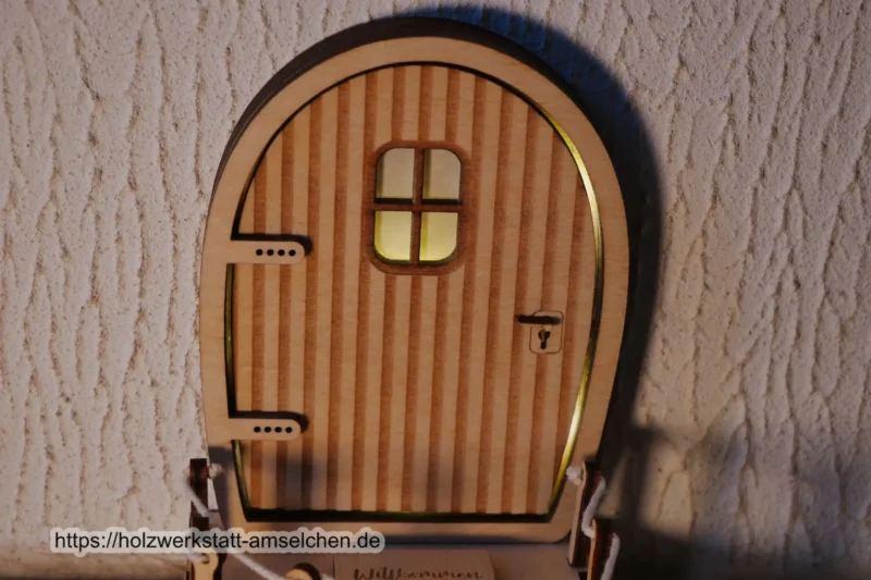 Hohe Wichteltür mit oder ohne Beleuchtung und Wendeltreppe
