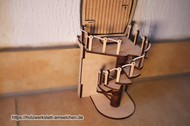 Hohe Wichteltür mit oder ohne Beleuchtung und Wendeltreppe