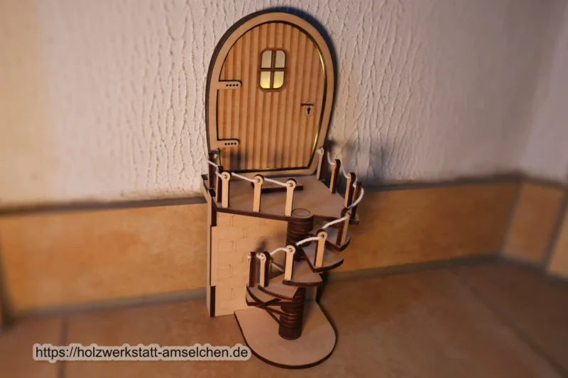 Hohe Wichteltür mit oder ohne Beleuchtung und Wendeltreppe