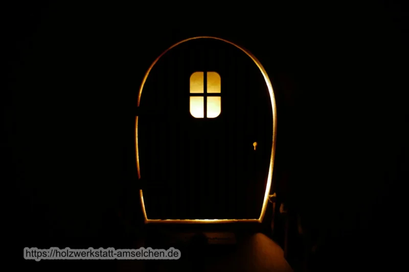 Hohe Wichteltür mit oder ohne Beleuchtung und Wendeltreppe